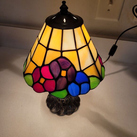 Vtg Tiffany Style Stained Glass Floral Mosaic Table Lamp Metal base 11.5" tall - Picture 2 of 12